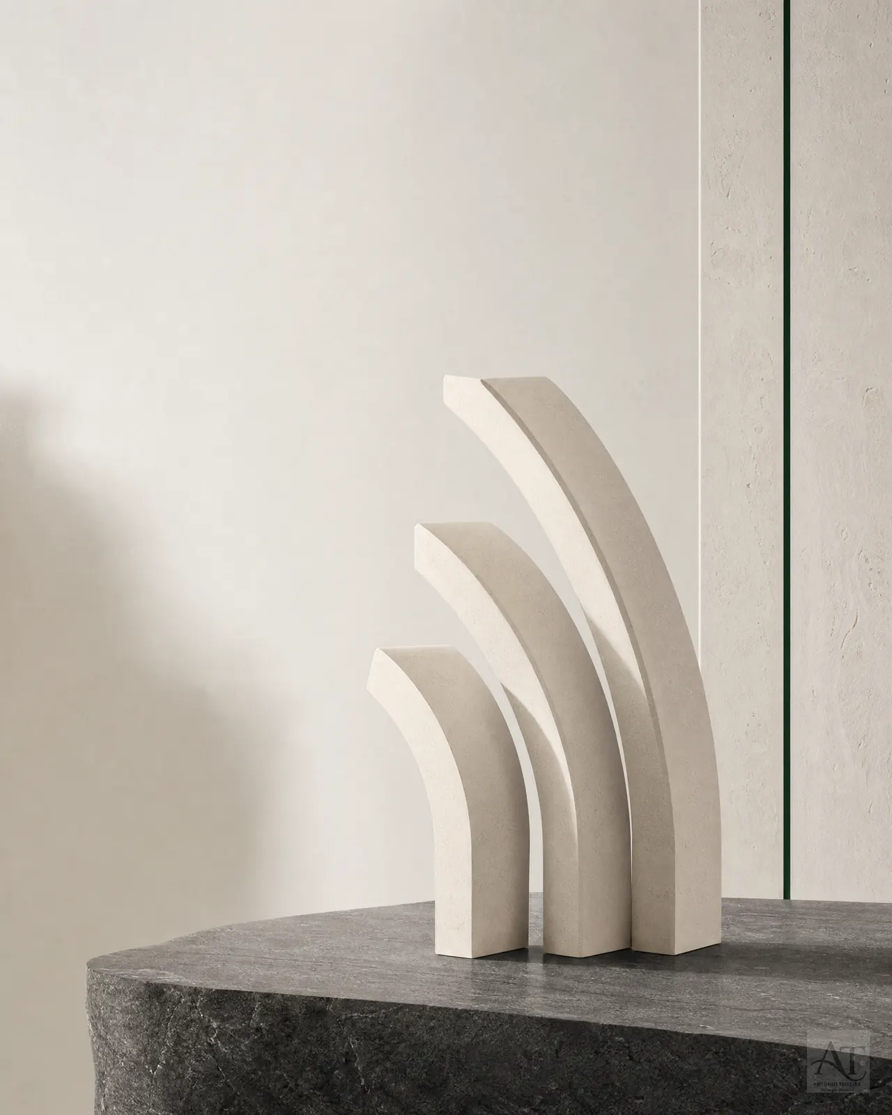 Composição editorial em materiais naturais e luz lateral.