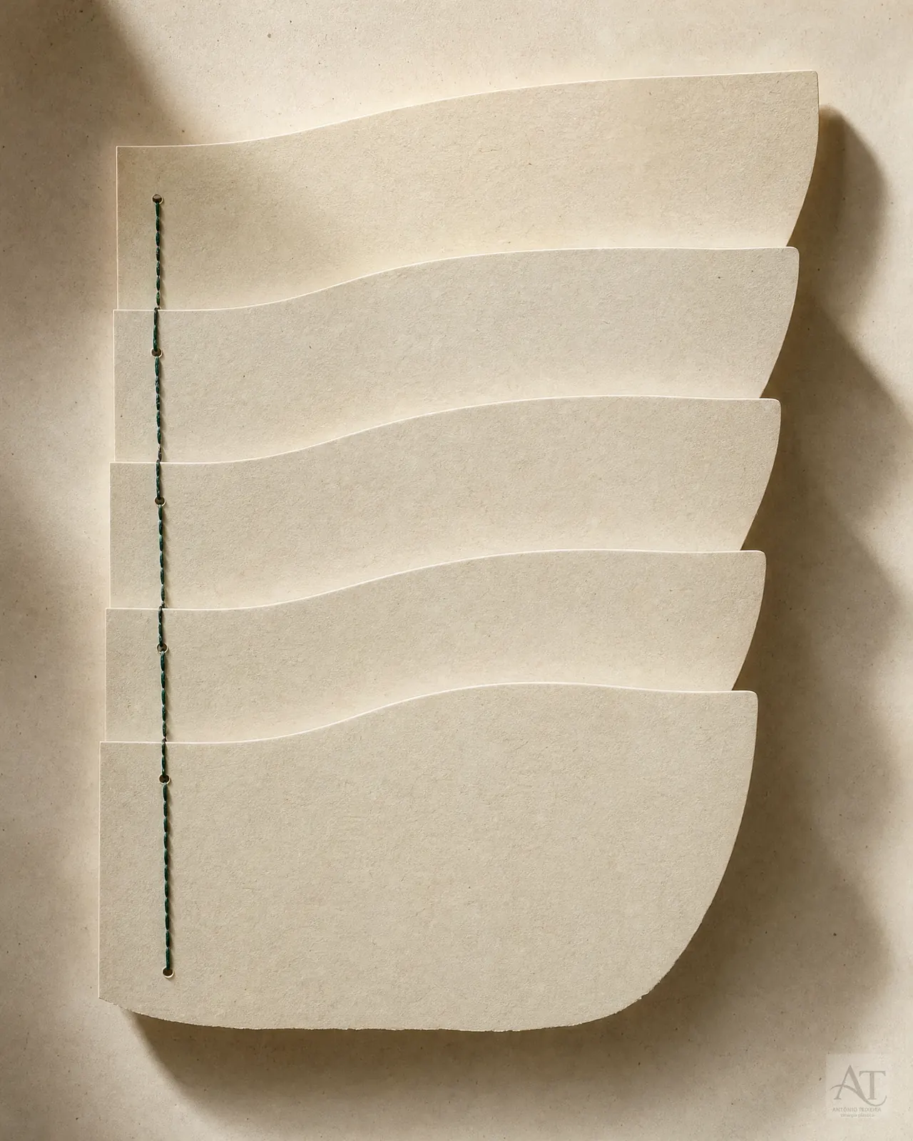 Composição editorial em materiais naturais e luz lateral.