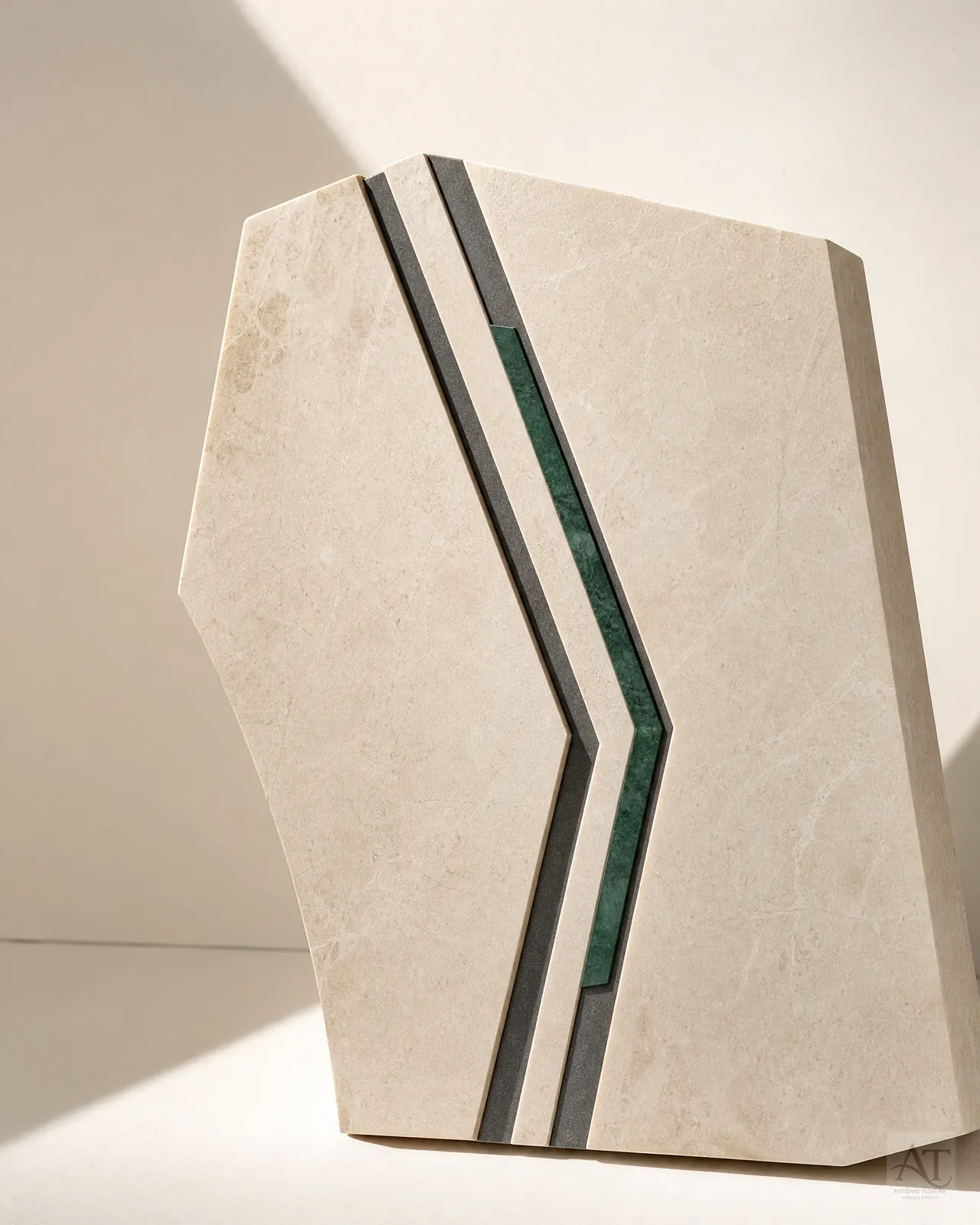 Composição editorial em materiais naturais e luz lateral.