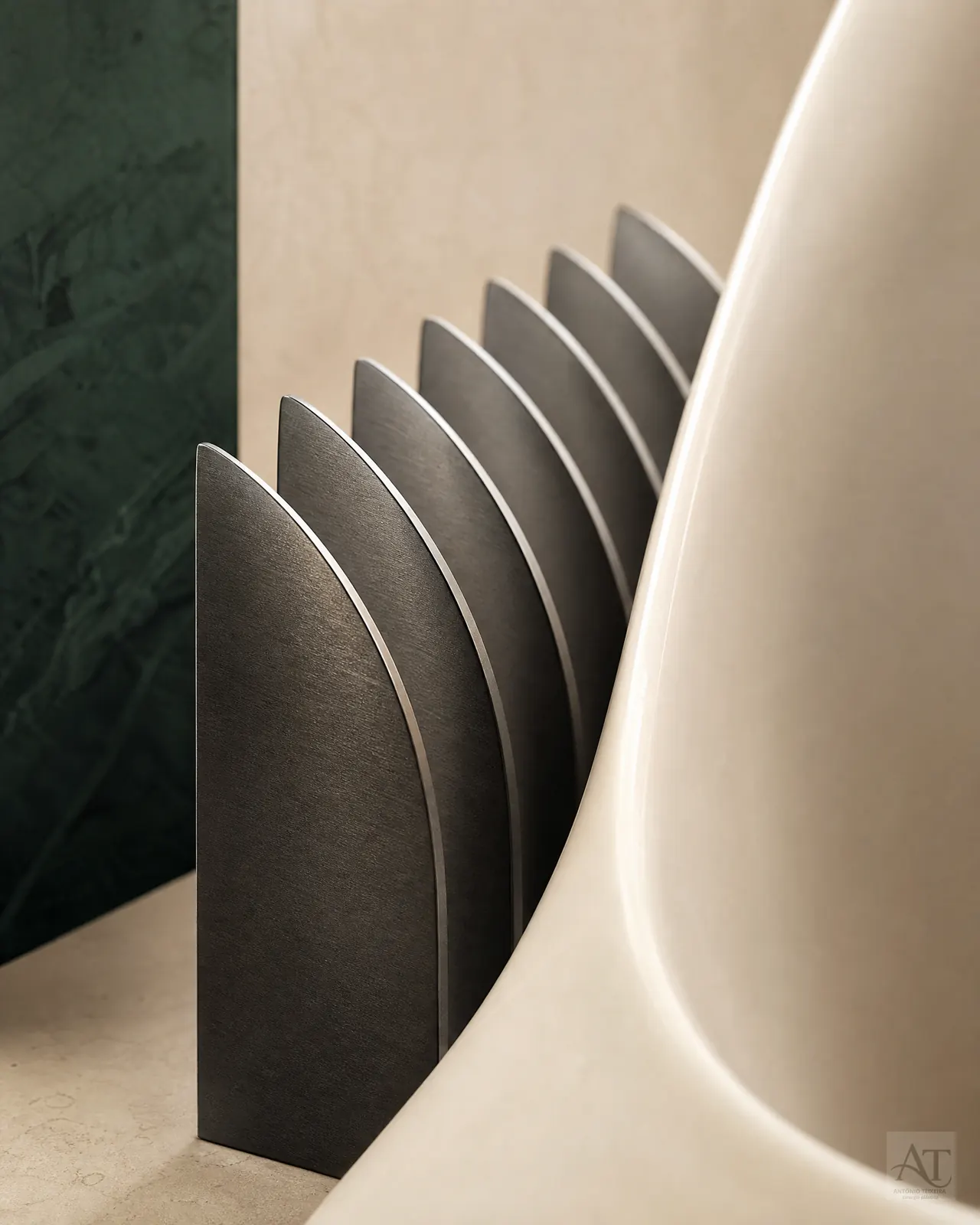Composição editorial em materiais naturais e luz lateral.