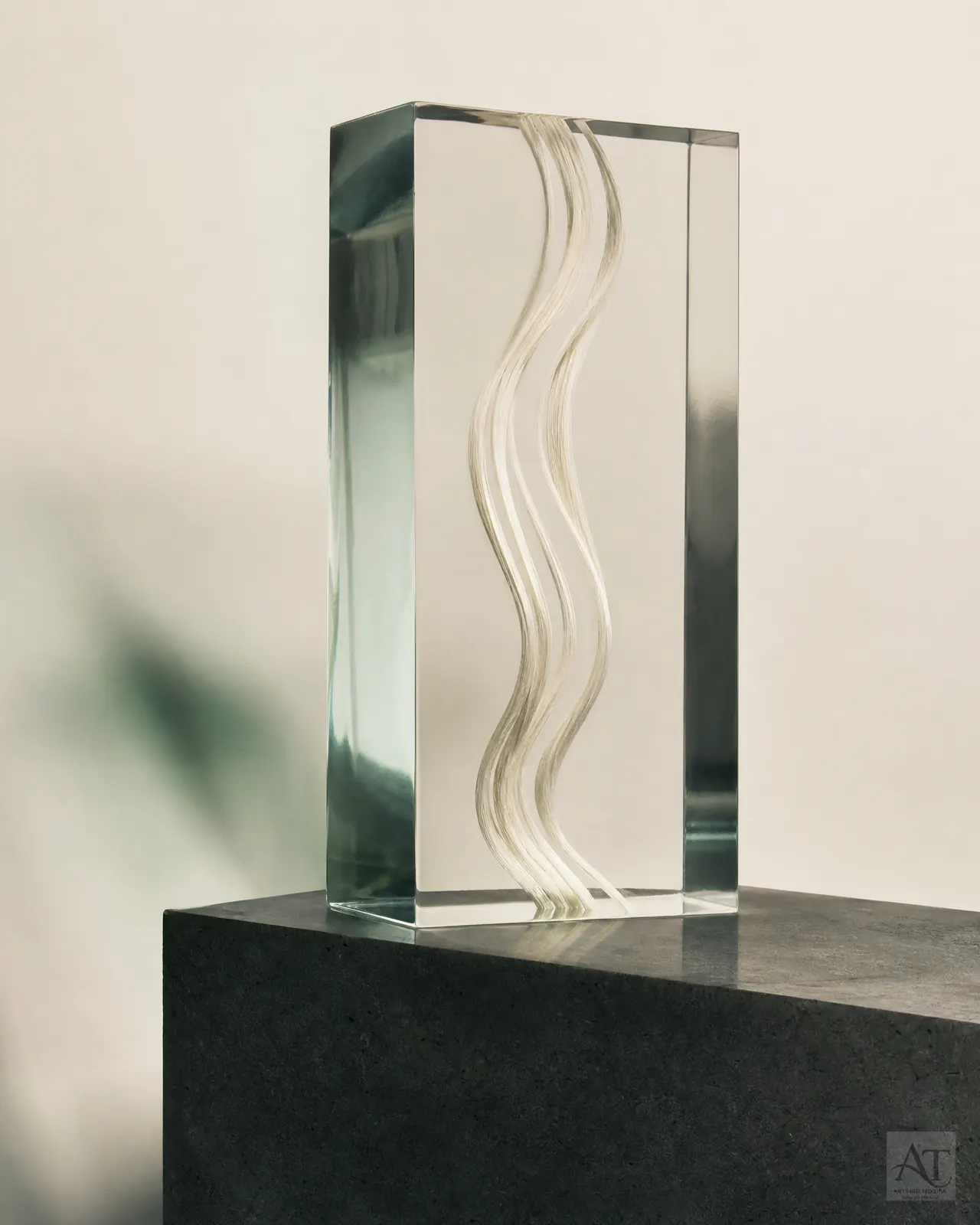 Composição editorial em materiais naturais e luz lateral.