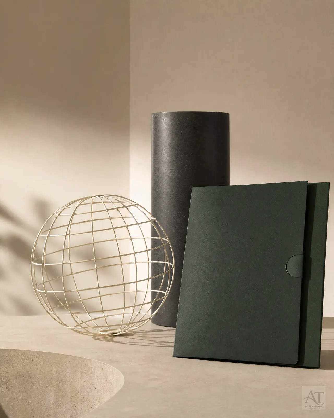 Composição editorial em materiais naturais e luz lateral.