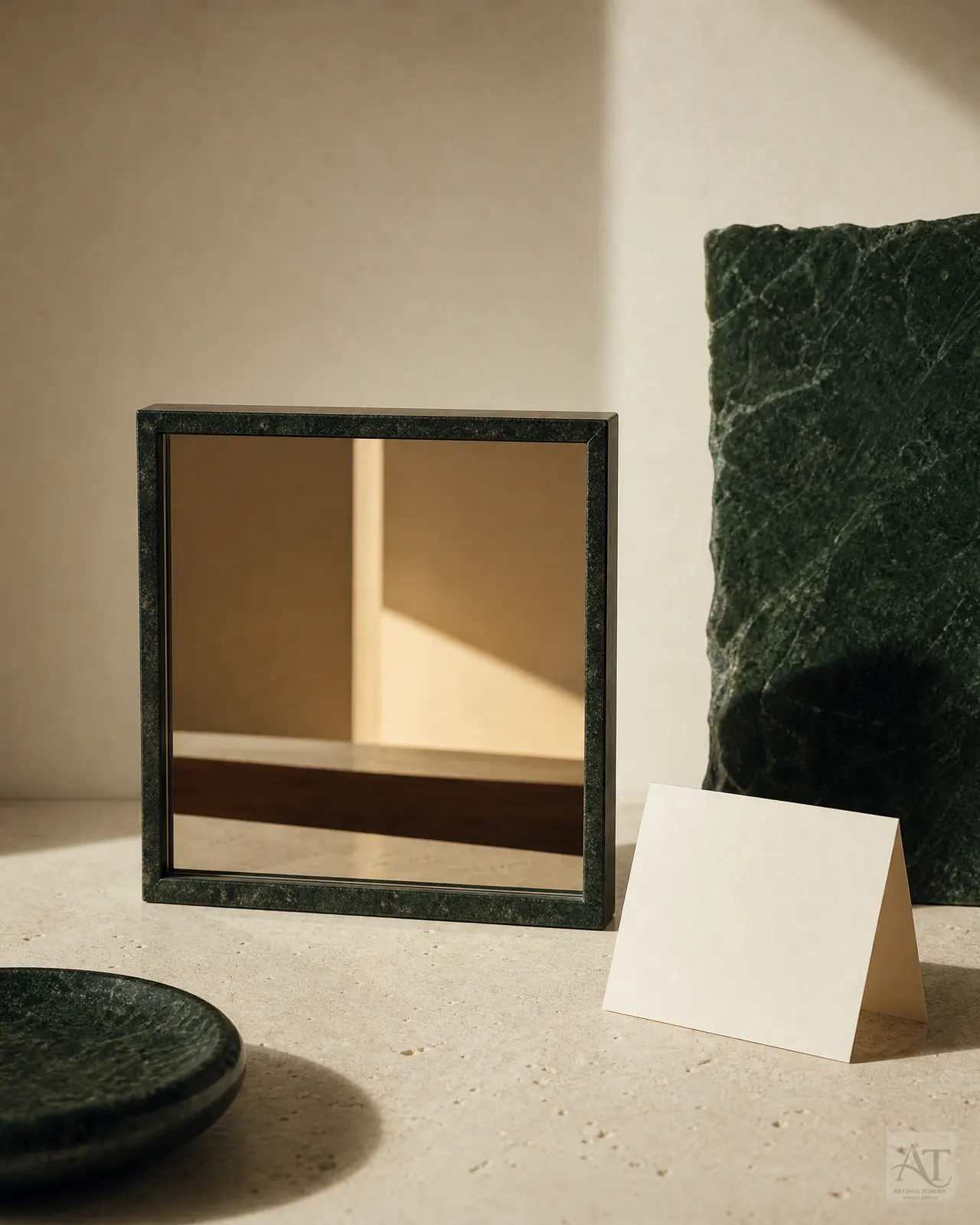 Composição editorial em materiais naturais e luz lateral.