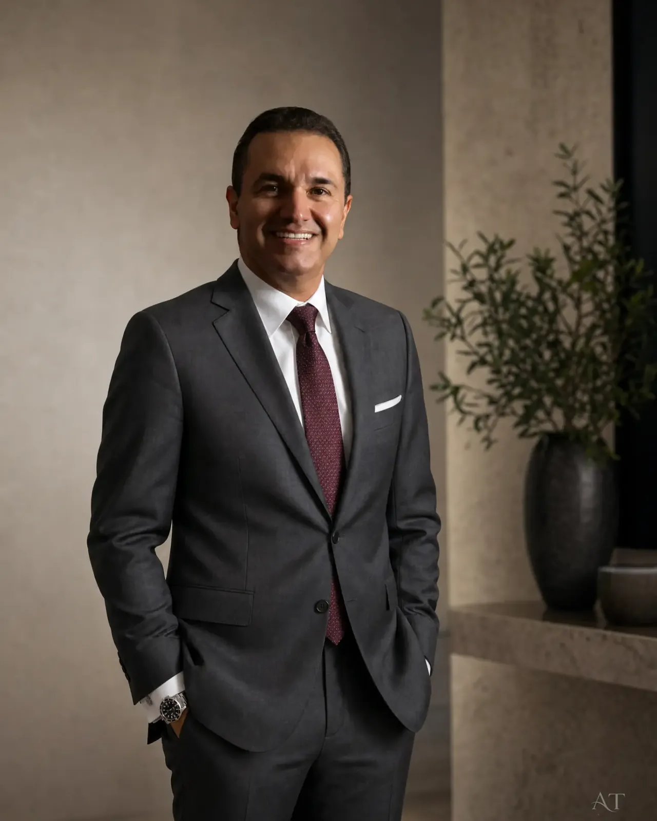 Dr. Antônio Teixeira, cirurgião plástico, em retrato profissional