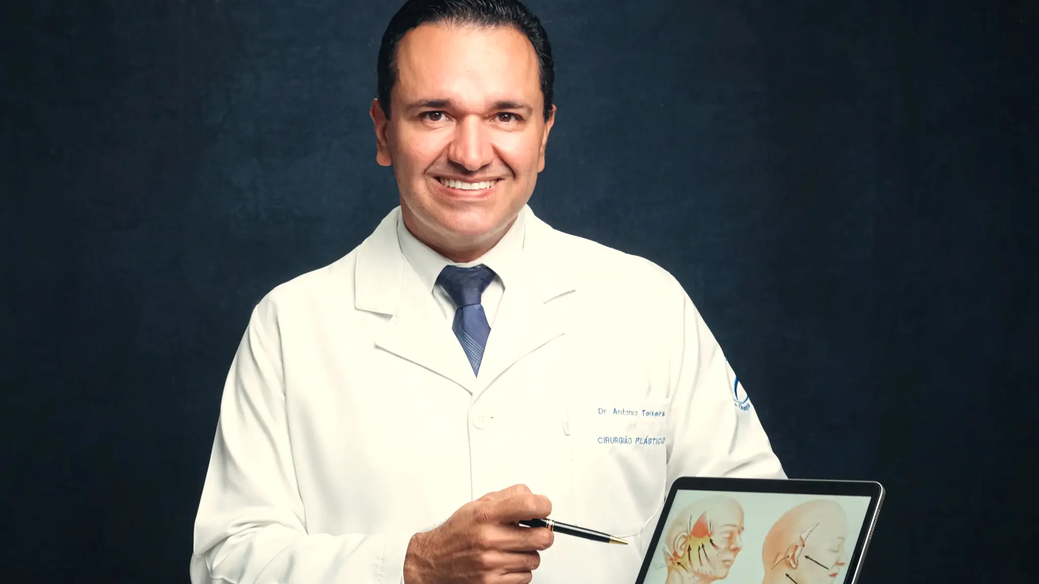 Dr. Antônio Teixeira em retrato institucional de planejamento cirúrgico