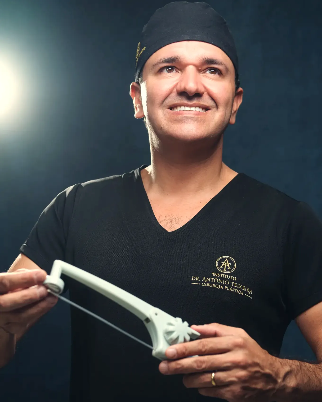 Dr. Antônio Teixeira segurando o aplicador da tecnologia BodyTite
