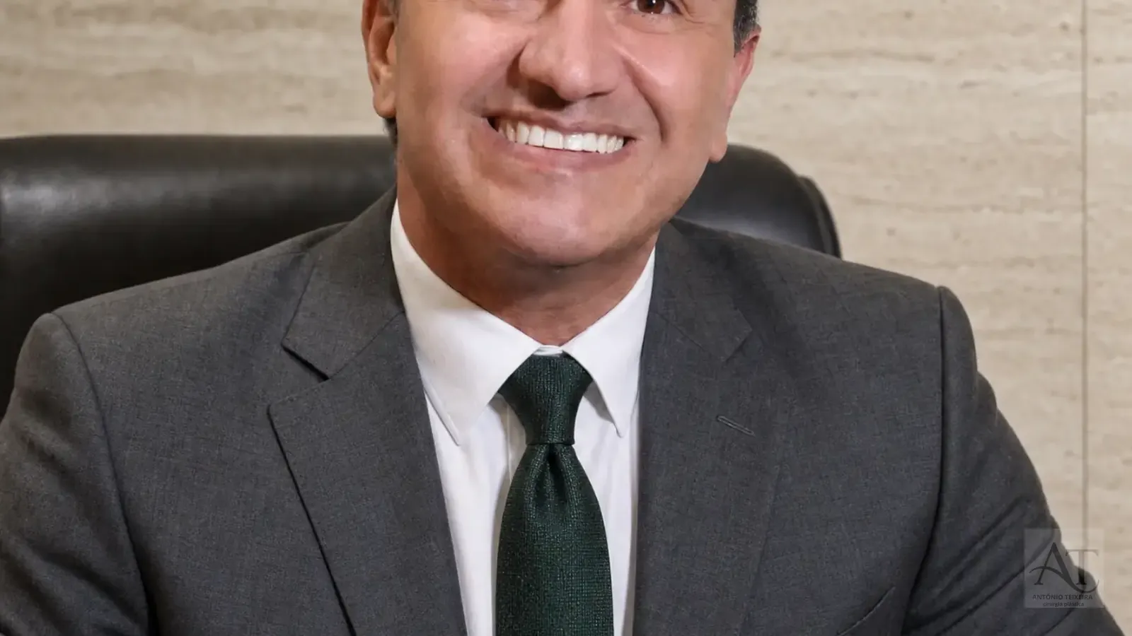 Dr. Antônio Teixeira em contexto de consulta