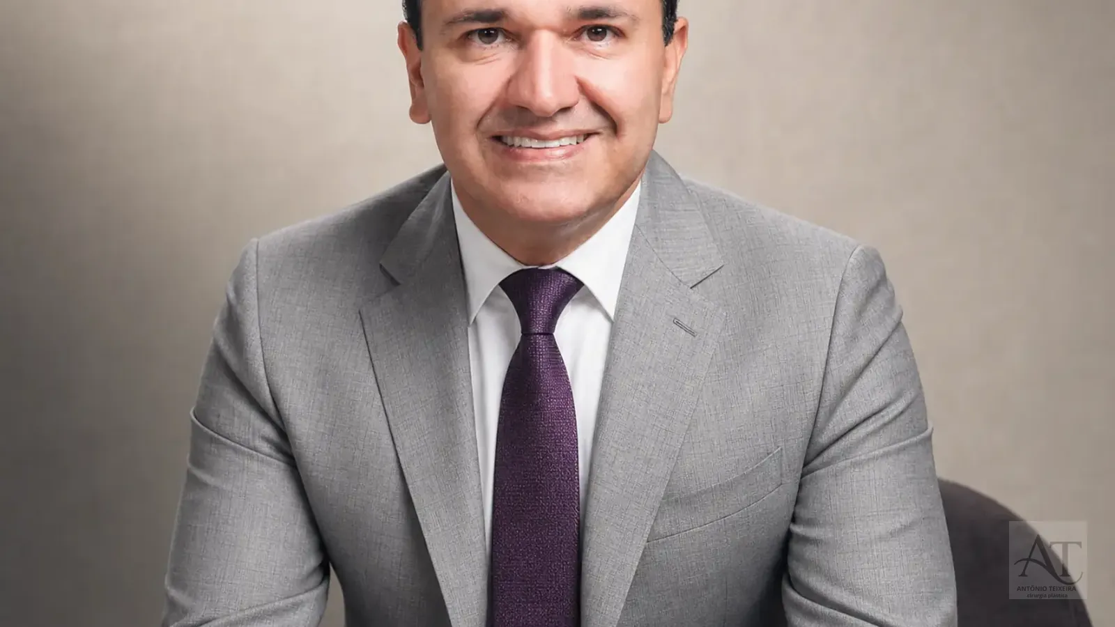 Dr. Antônio Teixeira em contexto de consulta