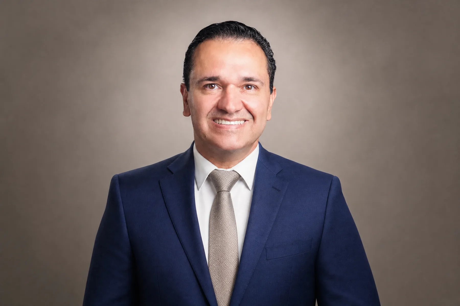 Dr. Antônio Teixeira, cirurgião plástico, em retrato profissional