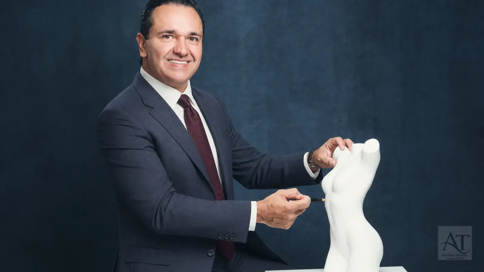Dr. Antônio Teixeira analisando peça escultórica de estudo de proporção