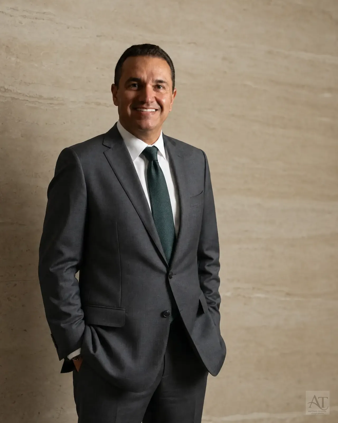 Dr. Antônio Teixeira, cirurgião plástico, em retrato profissional