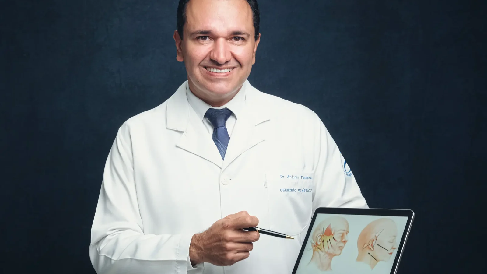 Dr. Antônio Teixeira em contexto didático de planejamento mamário