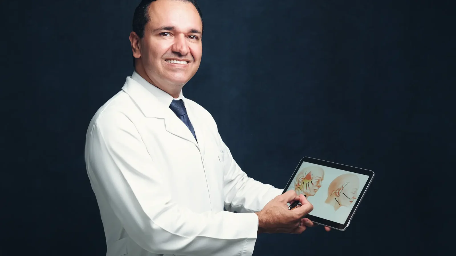 Dr. Antônio Teixeira em contexto didático de cirurgia das mamas