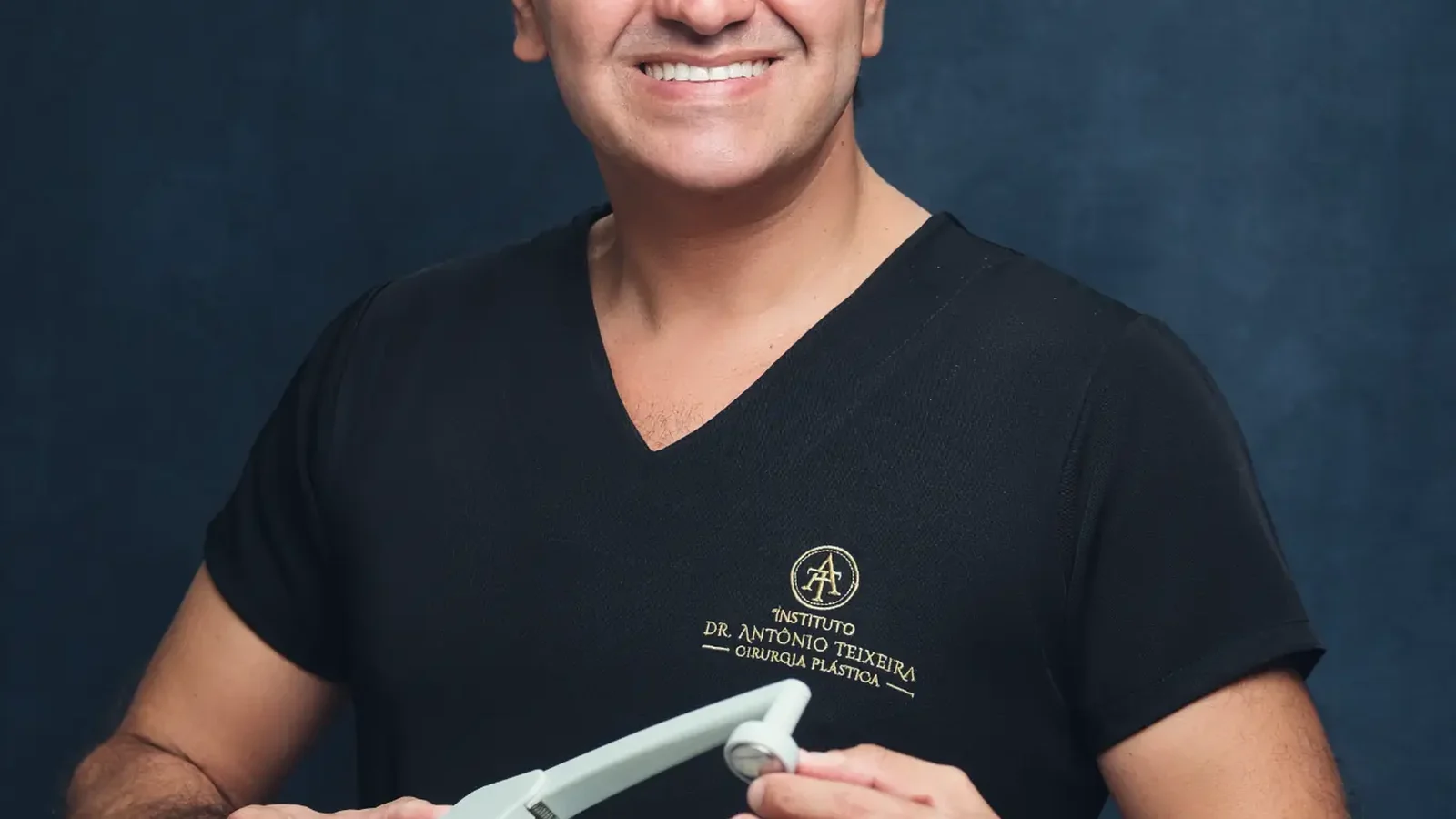 Dr. Antônio Teixeira em contexto clínico de avaliação facial